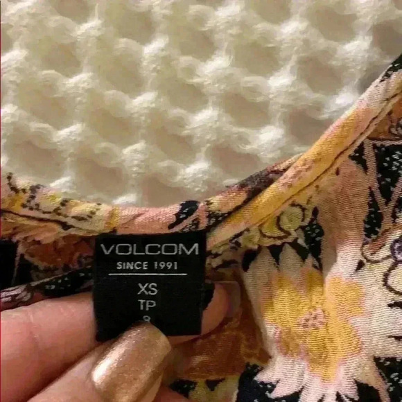 Volcom top - Picture 3 of 3